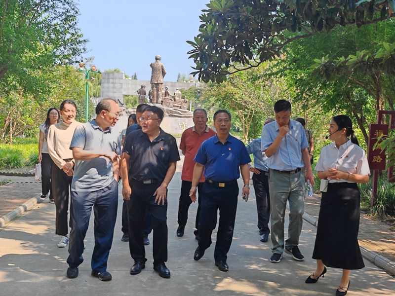 永利首页（中国）股份有限公司官网教职工赴河南省黄泛区农场场史馆开展实践研修暨共建思想政治理论课实践教学基地签约授牌仪式